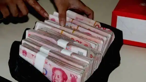 他在河边小树丛里捡到了一袋人民币,怎么着也有一万块钱