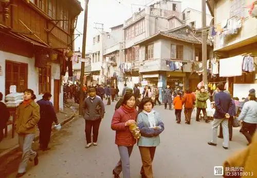 1981年的上海,罕见街拍老照片,这才是80年代的老上海生活