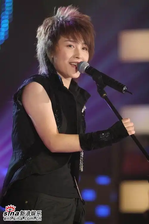 图文:2006超女长沙赛区总决赛--厉娜神秘黑装