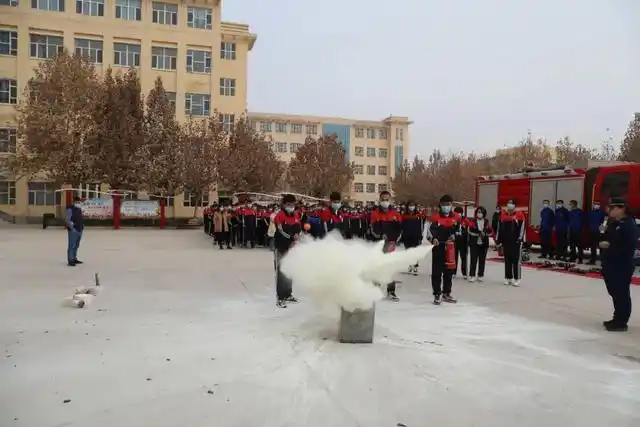 伽师县第二中学高一六班学生乃苏如拉·托合提说道:"通过这次消防演练