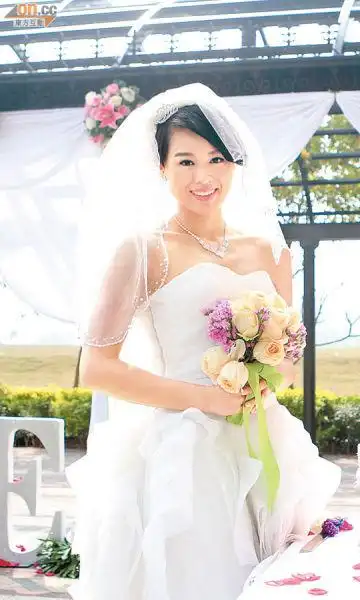 胡杏儿自曝有人追仍是朋友 拍剧婚纱上阵