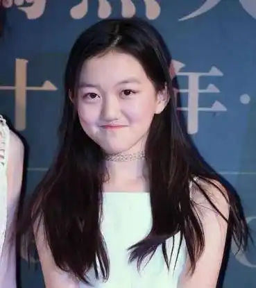 李嫣进行三次矫正手术,如今样子变化很大,网友直呼:变美太多了_照片