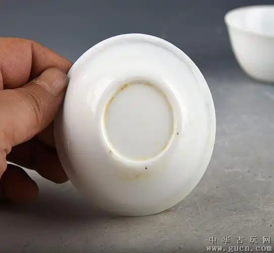 大明成化年制甜白釉暗刻龙凤纹杯