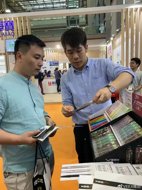 维刻电子烟火爆iecie电子烟展 引来cctv采访