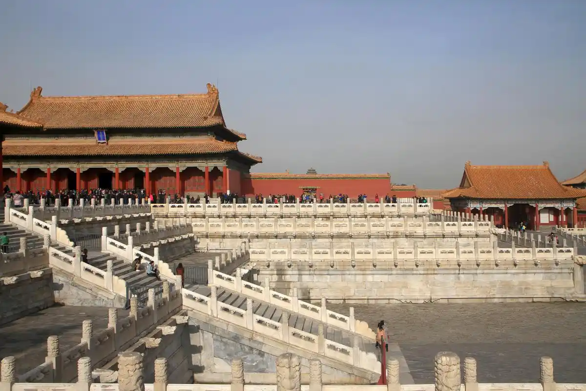 中和殿与保和殿,处于太和殿的后面,三者统称为前三殿.