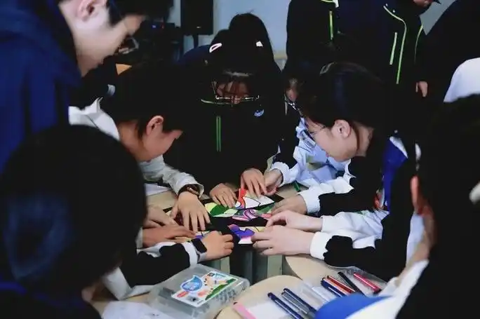 三中的同学们在四中柯依依老师的引领下搭建属于自己的灯塔,绘制自己