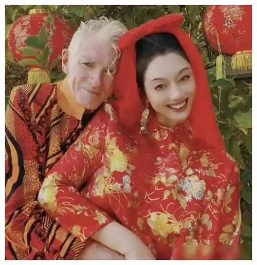 与杜可风拍第二套结婚照,搂抱合照甜蜜开心._艺术_摄影_岁月