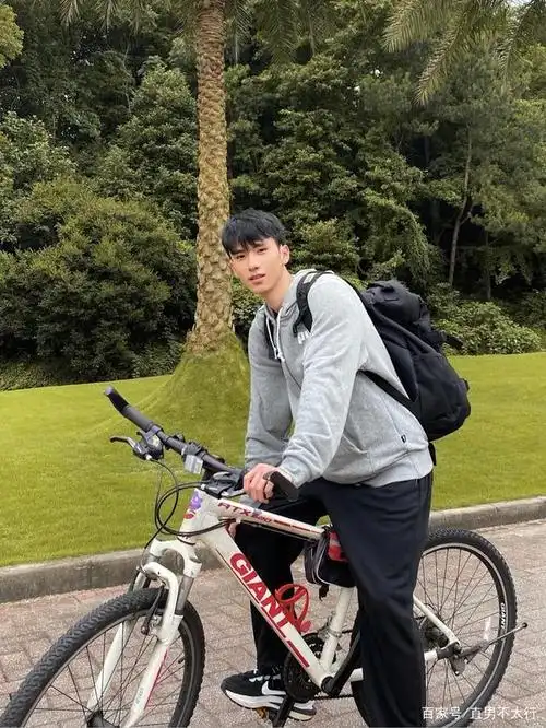 少年感十足的小鲜肉帅哥,主动一点,爱情不就来了吗?