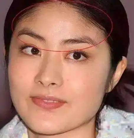 在面相的说法中额头部位也被称为天仓,如果额头饱满