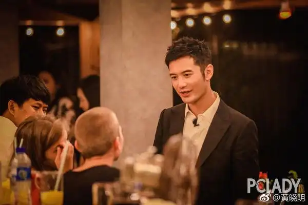 娶了时尚达人老婆后,黄晓明从"土掉渣"变成"时髦精"了?