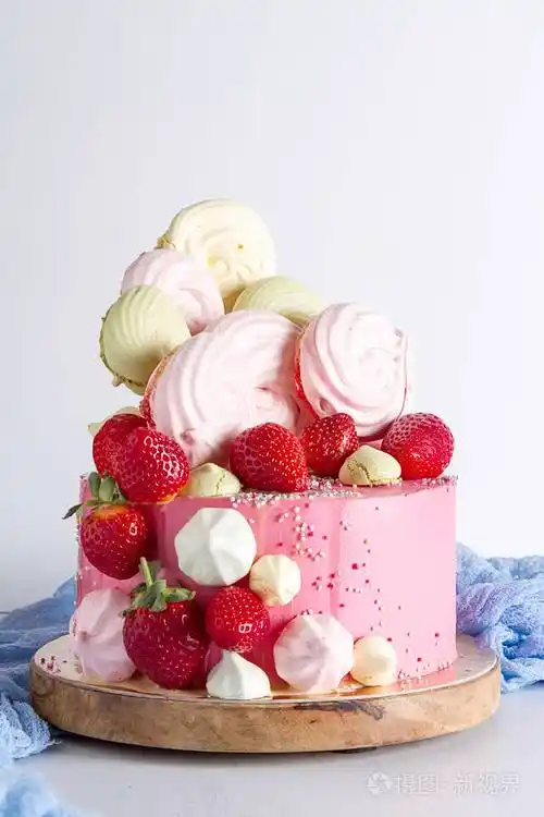 生日蛋糕和浆果儿童美味的甜点浅白背景