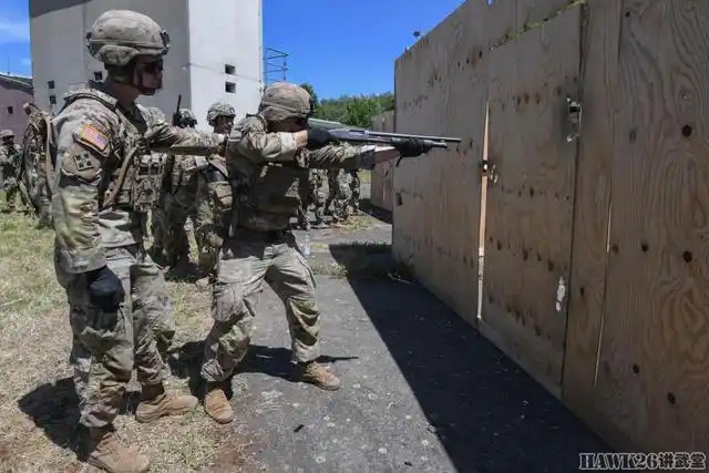 驻德美军实弹破门训练 霰弹枪发射专用弹药 以色列枪榴弹发挥威力