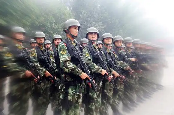 组图:直击武警北京总队全副武装训练