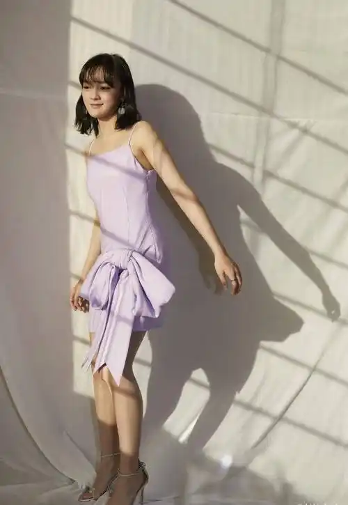 玫红色抹身材纱裙:明艳,吸睛文淇这次身穿一件枚红色的抹身材轻纱裙