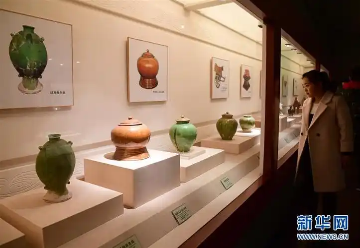 2月26日,一名游客在耀州窑博物馆唐代耀瓷的展区内参观.