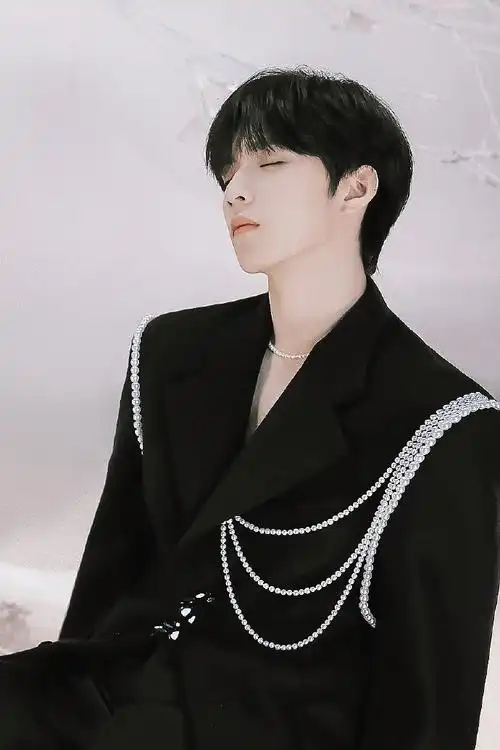 刘耀文西装上挂着长珍珠