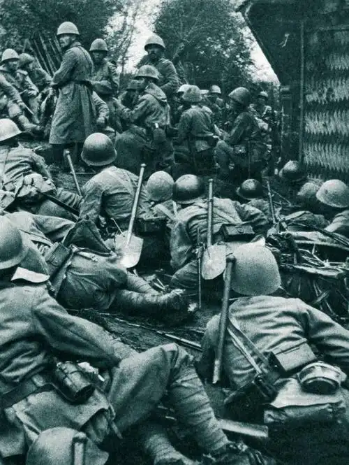 (10月31日,上海苏州河畔,待命渡河的日军石井部队.