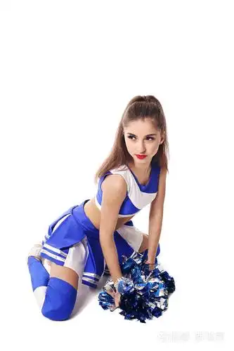 年轻的啦啦队队长穿着蓝白相间的西装绒球白色背景