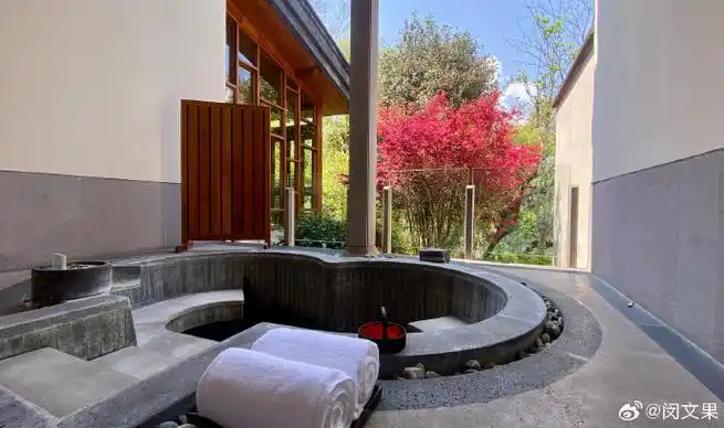 个人最爱的还是腾冲和顺柏联酒店,这家柏联最大气,最朗阔,气度非凡.