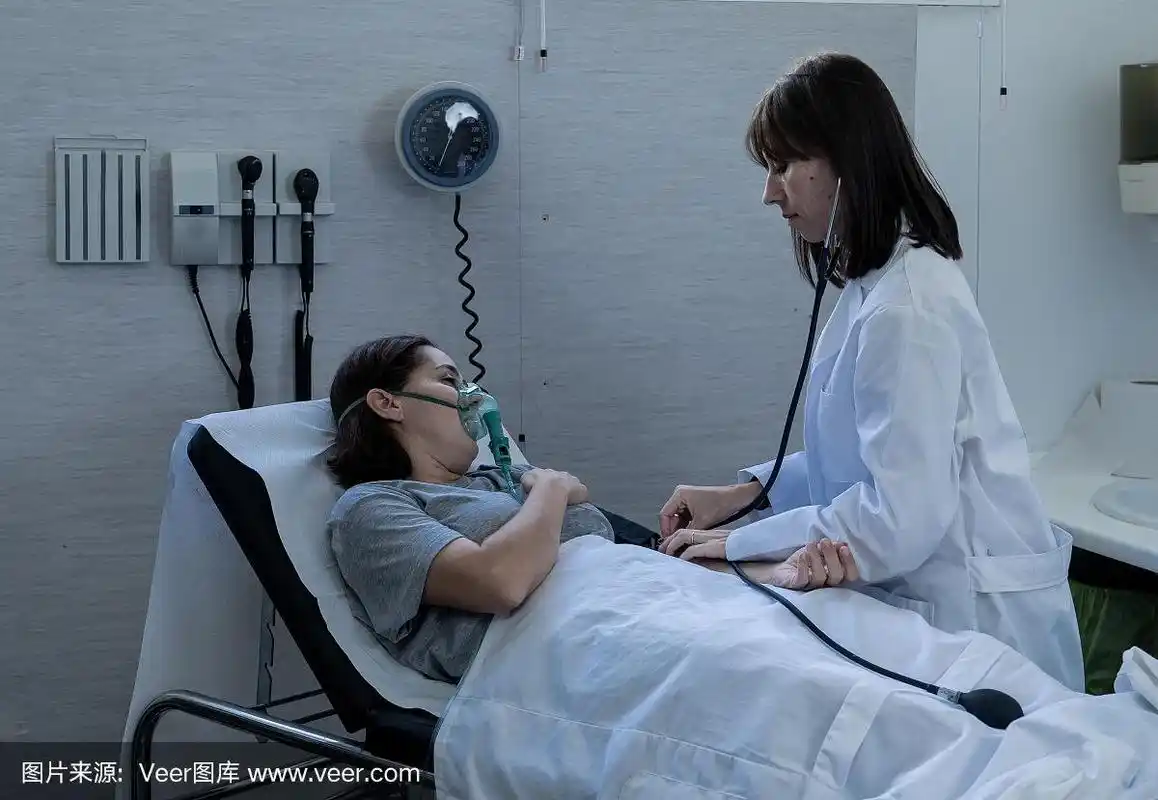 女医生与生病的女病人与氧气面罩看在痛苦和担心在医院急诊室.