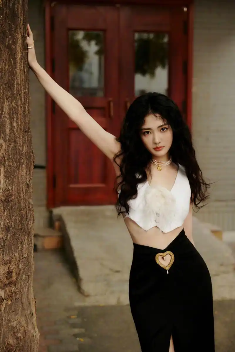 徐璐日常穿搭大赏:时尚与舒适并存,尽显惬意生活态度