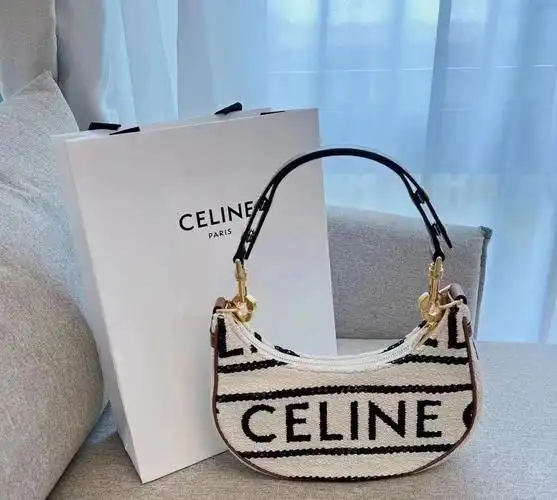 赛琳新款腋下包包"柜台断货王火到不行的爆款,经典的弧形设计复古时髦