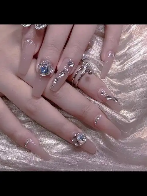 满钻裸色美甲