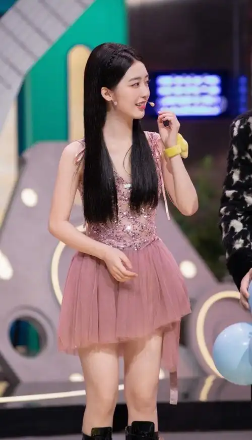 邓恩熙你好星期六造型##邓恩熙粉色亮片纱裙