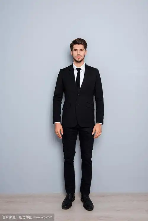 时尚男士穿黑色燕尾服的全身照