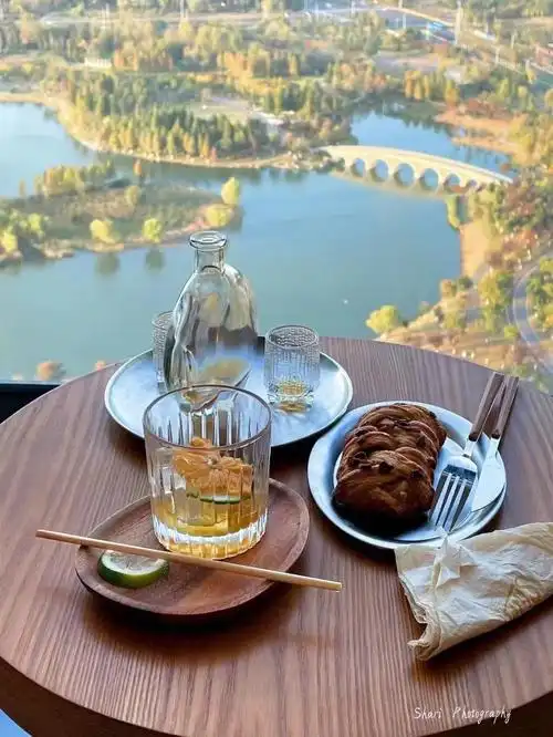 高空咖啡馆喝咖啡赏秋