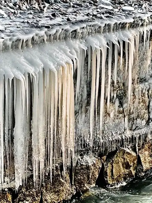 "二之日凿冰冲冲,三之日纳于凌阴".真是