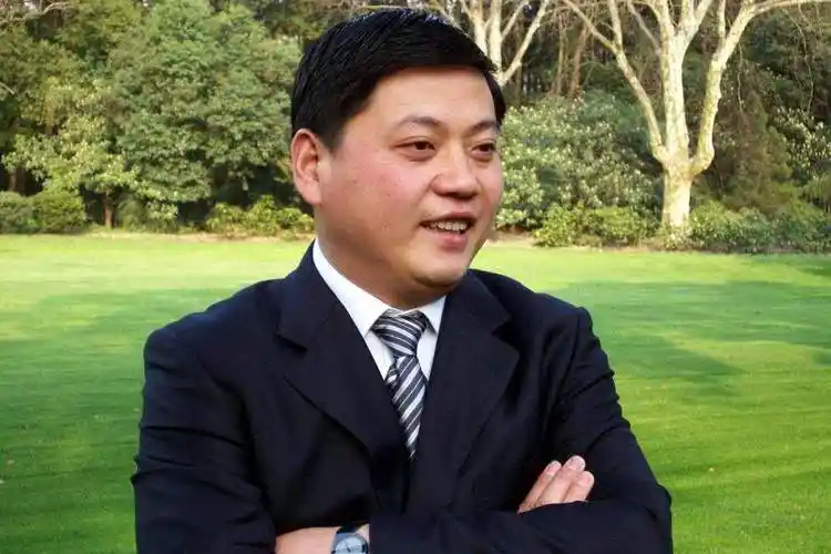 浙商传奇王均瑶:中国民营包机第一人,通过烂尾楼改造净赚1个亿