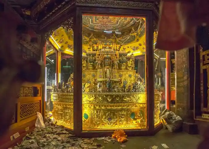 大昭寺内藏宝众多,每一件都有动人的故事.这是用黄金和宝石做的坛城.