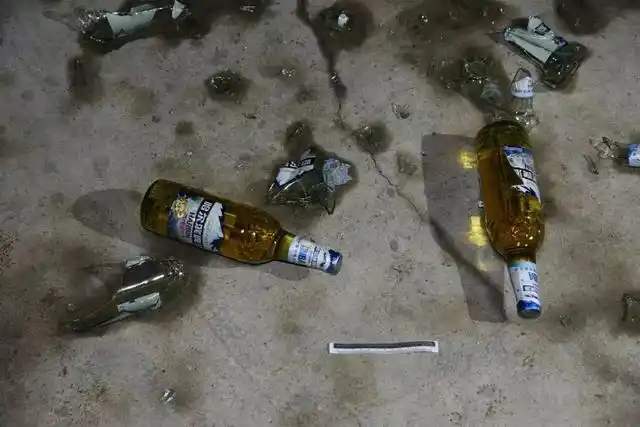 几名男子餐馆吃饭,喝到尽兴酒瓶飞起,小店瞬间玻璃渣满地飞