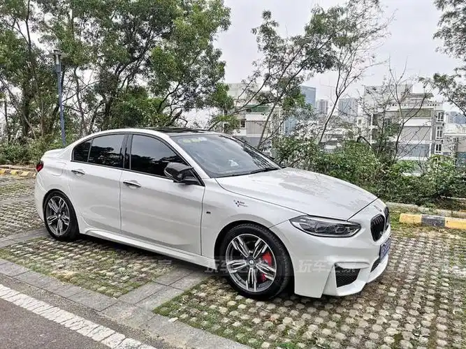 深圳车友的宝马1系三厢版改装案例m包围外观