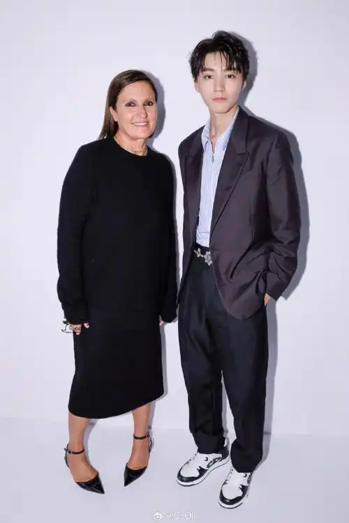 迪丽热巴王俊凯同框##巴黎时装周