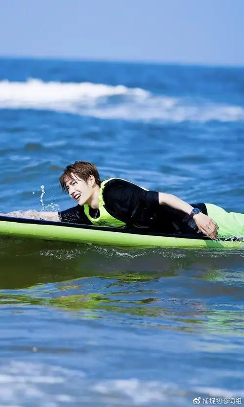 杨紫戚薇晒海边美照获赞,看到王一博的海边照不知如何形容?