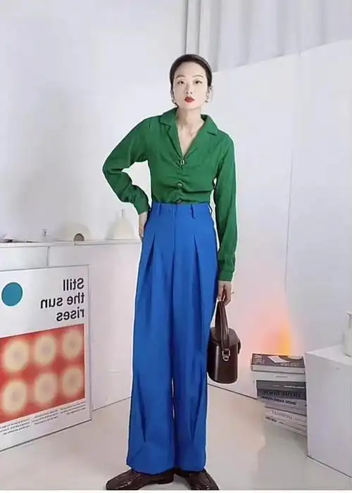 也可以顺色系搭配,选择浅蓝,雾霾蓝,水蓝色的上衣搭配克莱因蓝阔腿裤