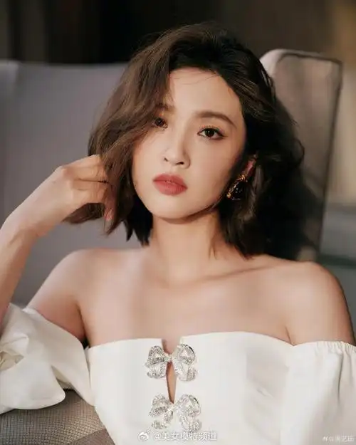 唐艺昕晒白色抹胸礼服写真气质优雅背影照大秀好身材