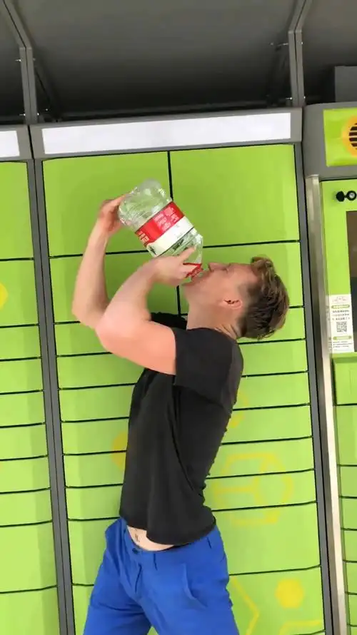 老外在中国喝水只喝大桶水 就是这么厉害!