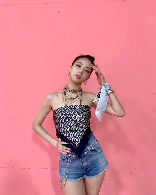 细数国外女团时尚偶像jisoo的12 款还佳穿着造型-第4张图片-绍兴汽车