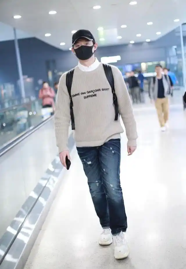 霍尊身穿灰色毛衣内搭白衬衫现身机场 打扮时尚帅气走路带风