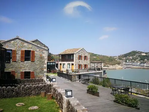 放下行李,去酒店四处逛逛,民宿都是用当地特有的石头建造而成,有种