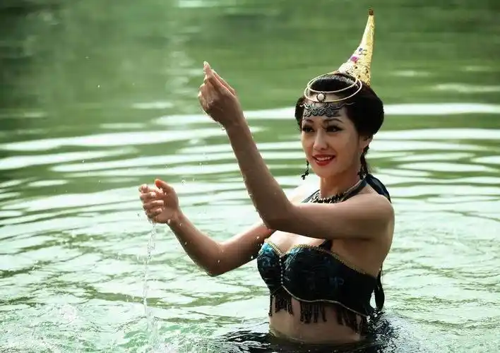 《西游记》蜘蛛精浴照曝光 孟广美香艳冻人