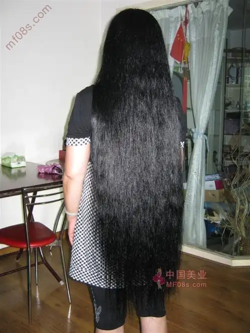 此发很粗发质很好,有光泽,分层剪下一米有多的长发,头发很沉很顺,有