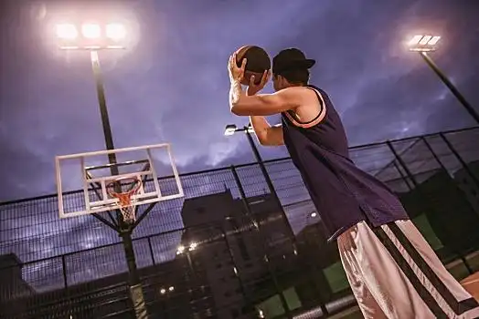 时髦,篮球,年轻,篮球手,帽,投篮,球,篮筐,玩,篮球场,户外,晚上