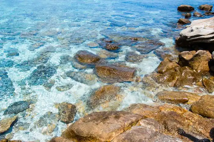 岩石和蓝色的大海利普岛泰国