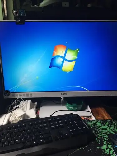 新电脑开机后屏幕上什么都没有 只有一张图怎么回事啊 下东西的时候