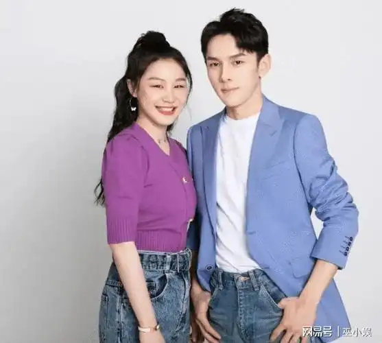 金靖舒奕橙恋情疑似曝光深夜同回小区他们是否已同居