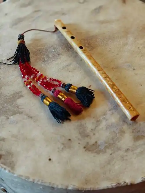 塔吉克人崇拜鹰,认为鹰就应该在天上自由飞翔,而非被圈养和猎杀,所以